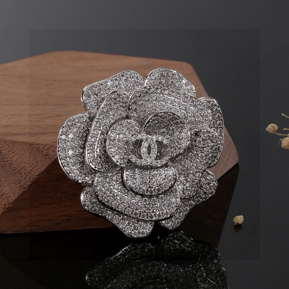 Martin Graham brooch in polished metal-tone – detail view