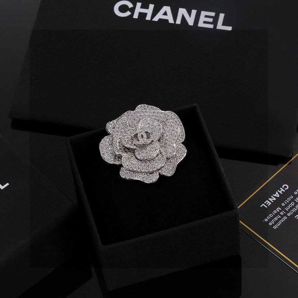 Martin Graham brooch in polished metal-tone – close-up detail