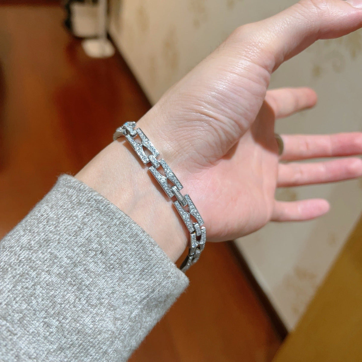 Martin Graham ring in polished metal-tone – side detail