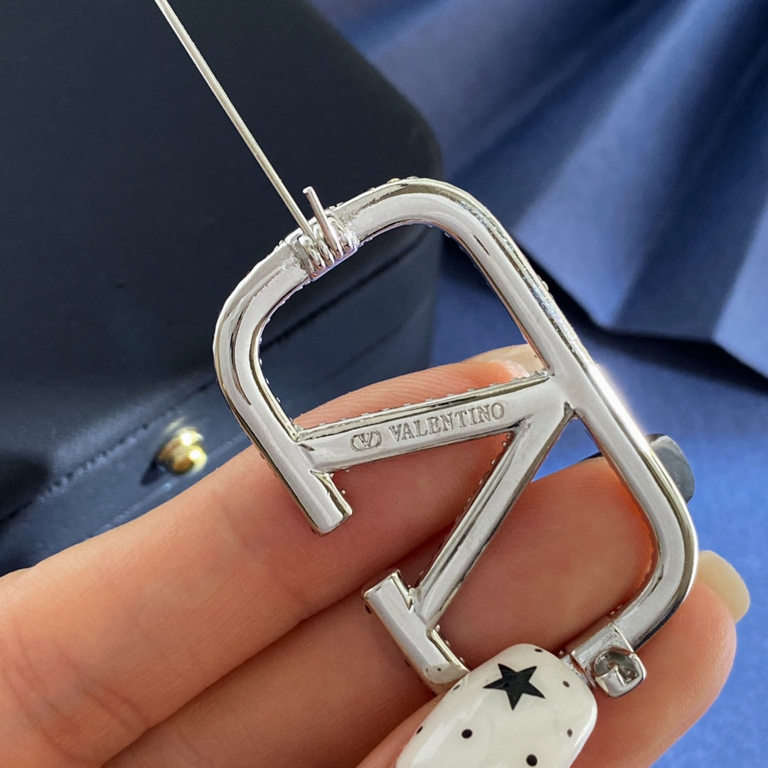 Martin Graham brooch in polished metal-tone – side detail