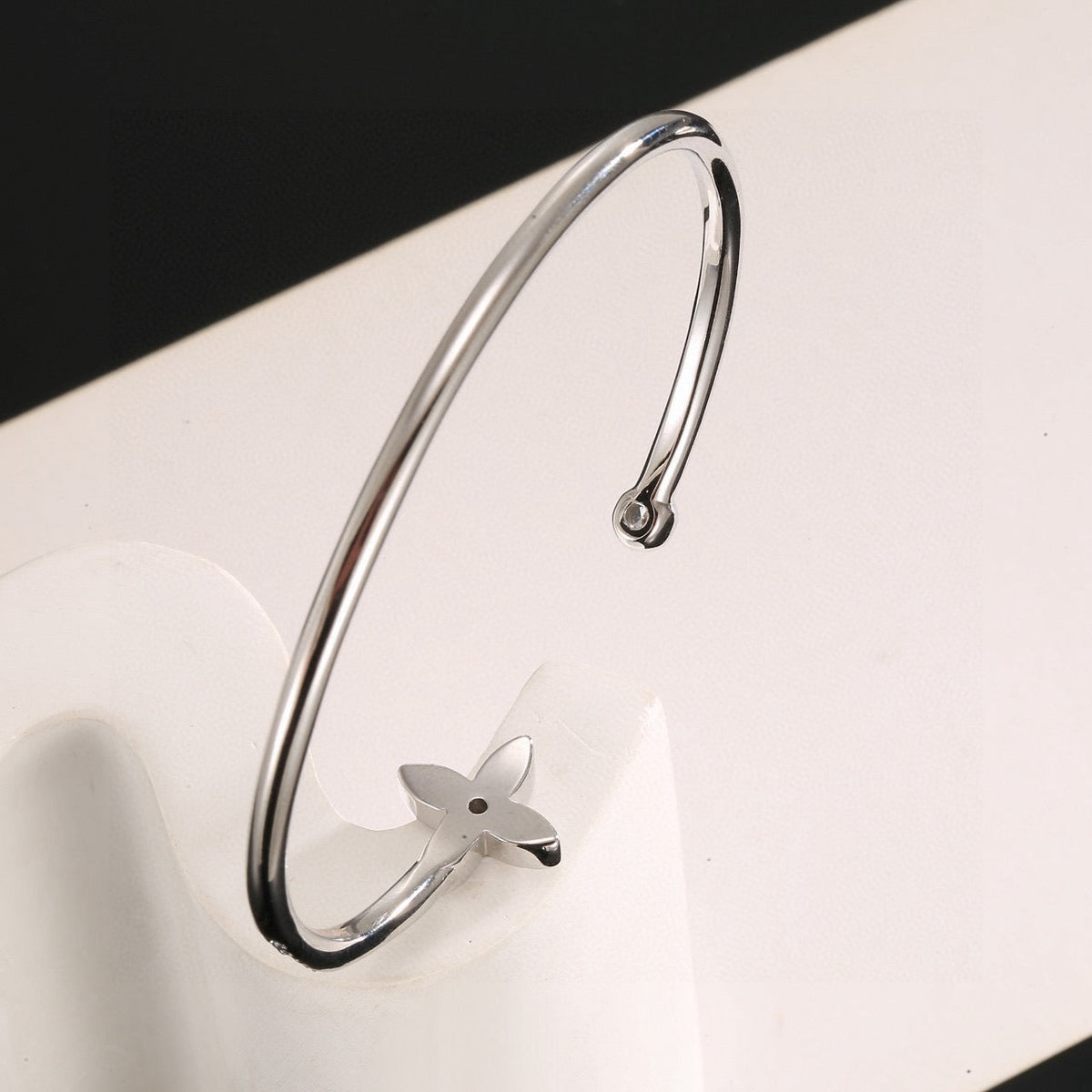 Martin Graham bangle in polished metal-tone – side detail
