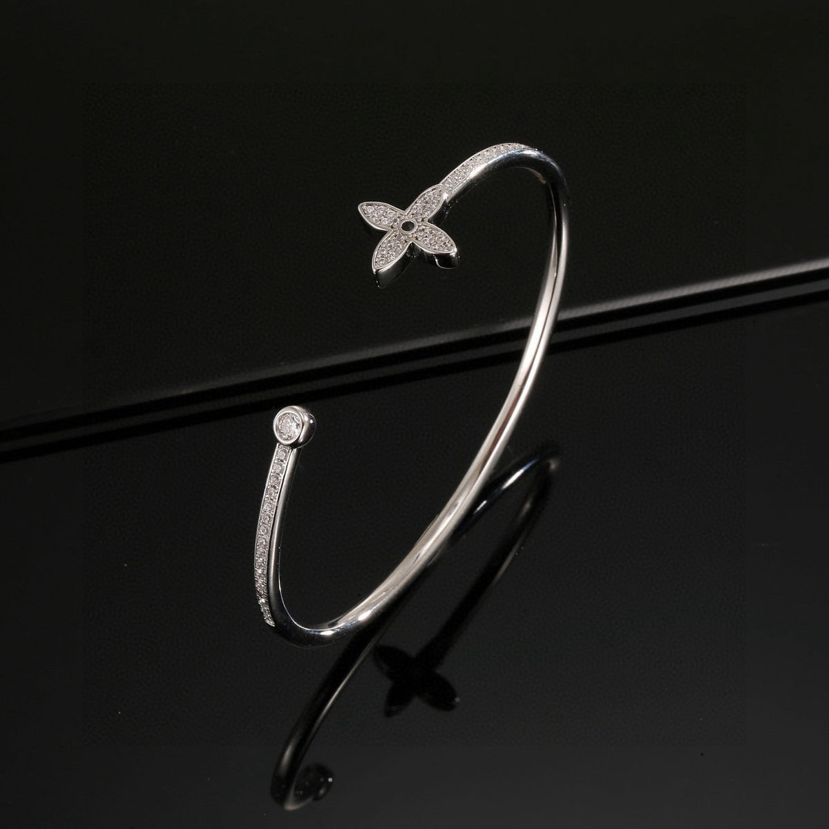 Martin Graham bangle in polished metal-tone – detail view