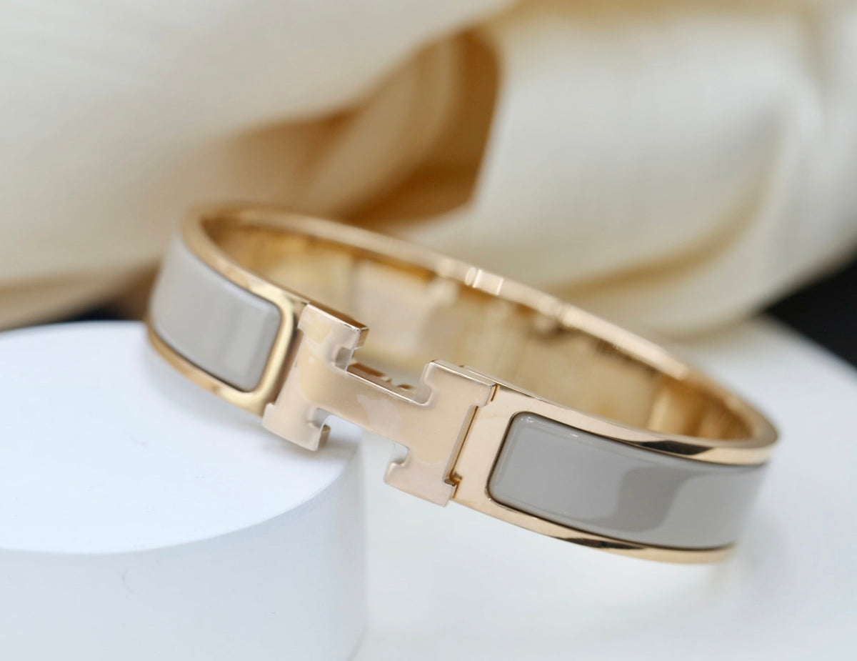 Martin Graham bangle in polished metal-tone – side detail
