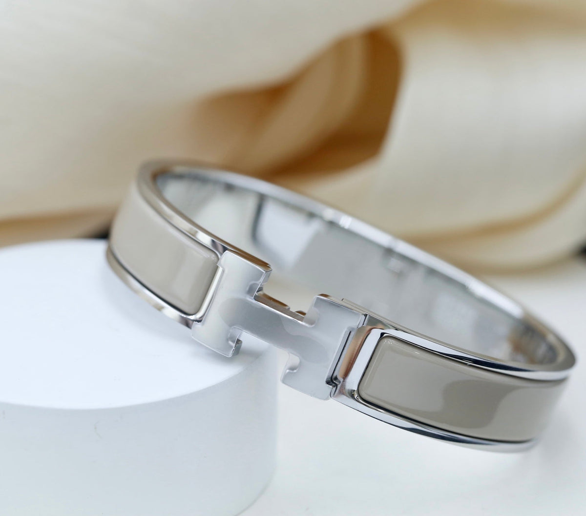 Martin Graham bangle in polished metal-tone – detail view