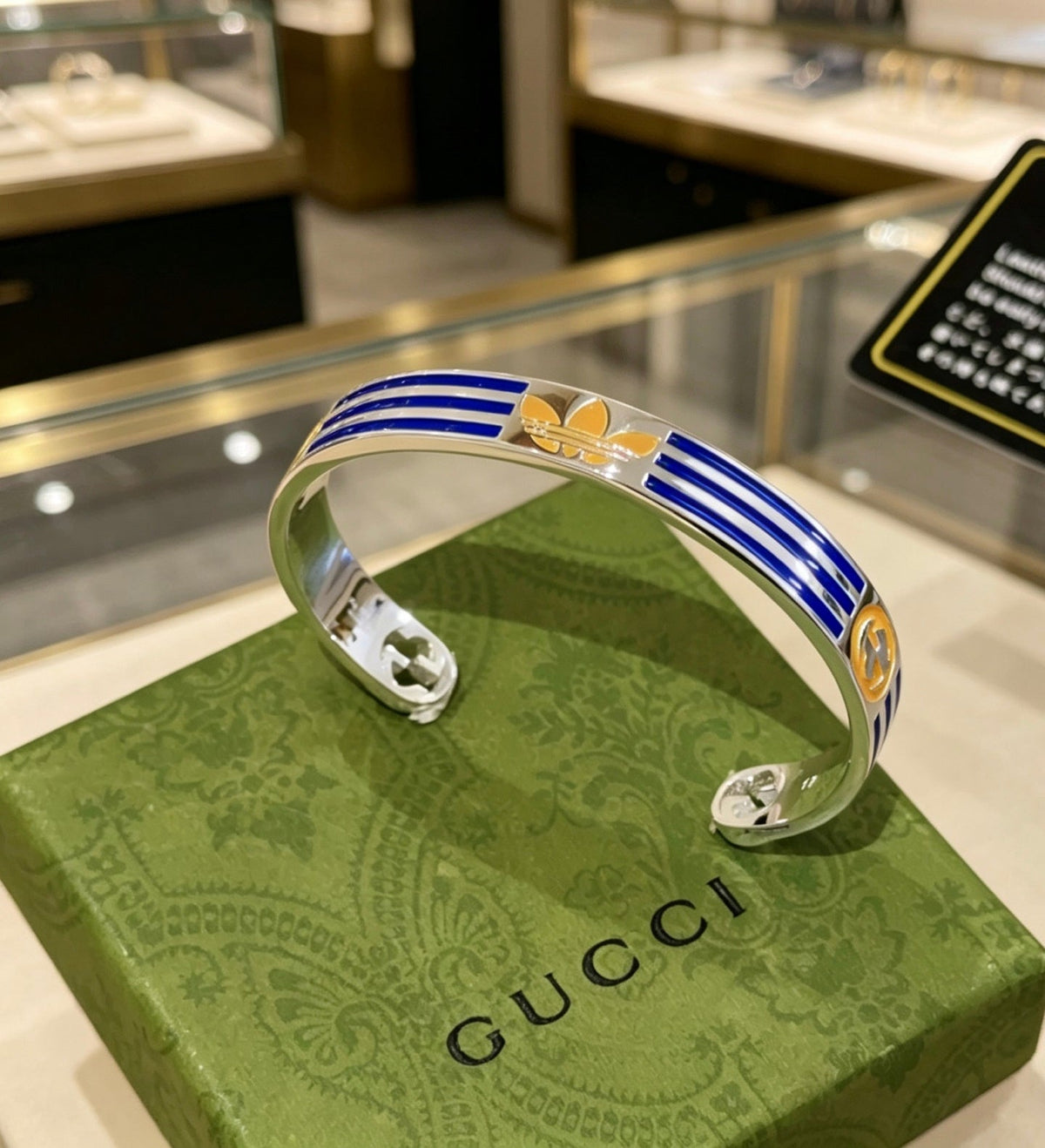 Martin Graham bangle in polished metal-tone – side detail