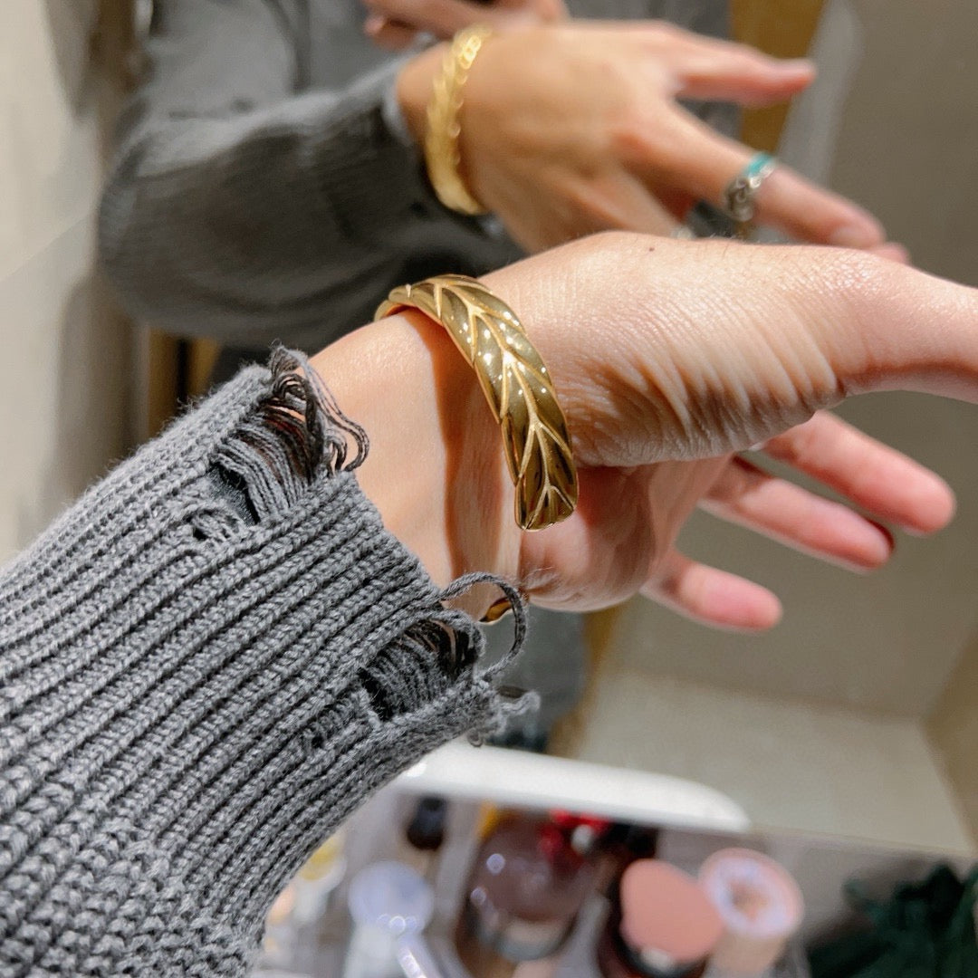 Martin Graham bangle in polished metal-tone – side detail