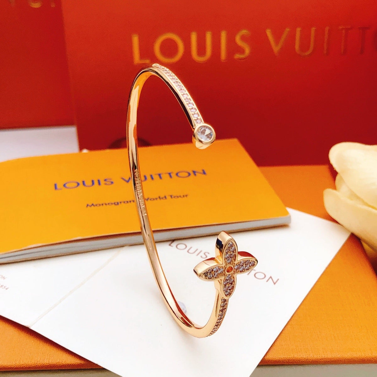 Martin Graham bangle in polished metal-tone – side detail