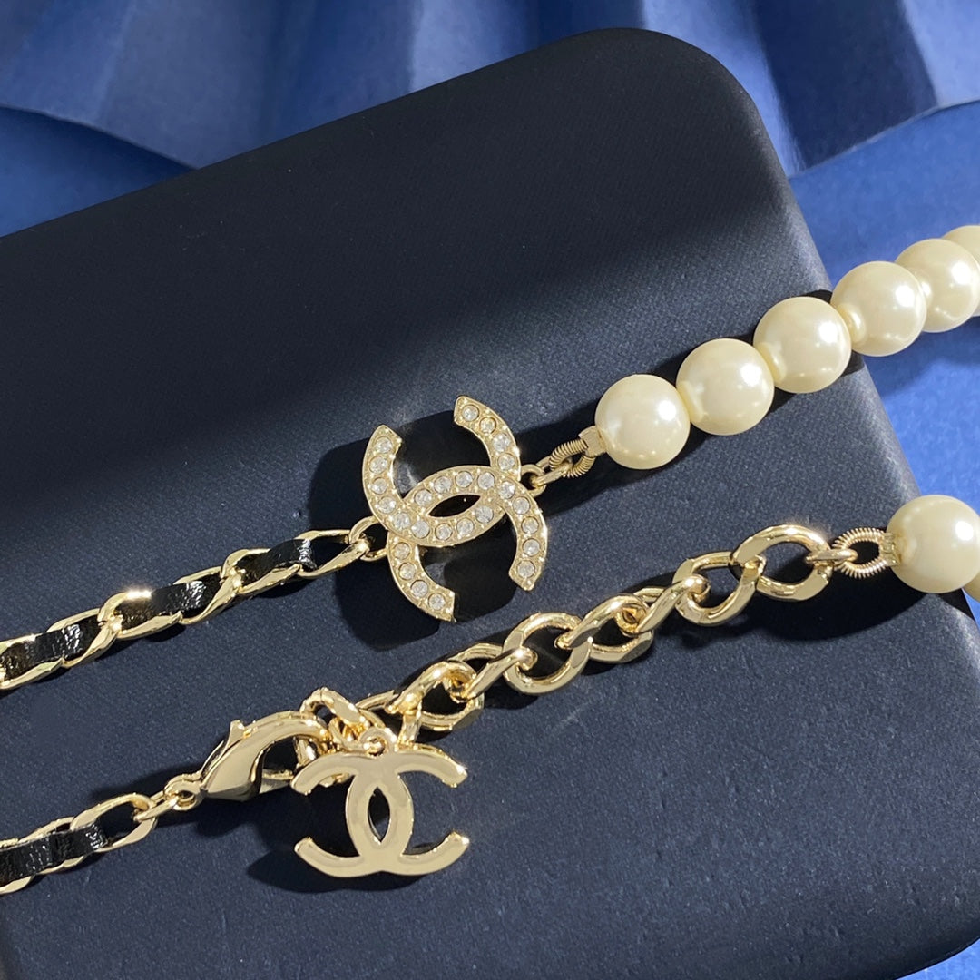 Martin Graham pendant necklace in polished metal-tone – detail view