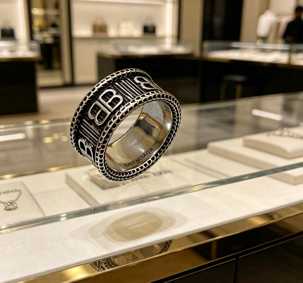Martin Graham ring in polished metal-tone – side detail