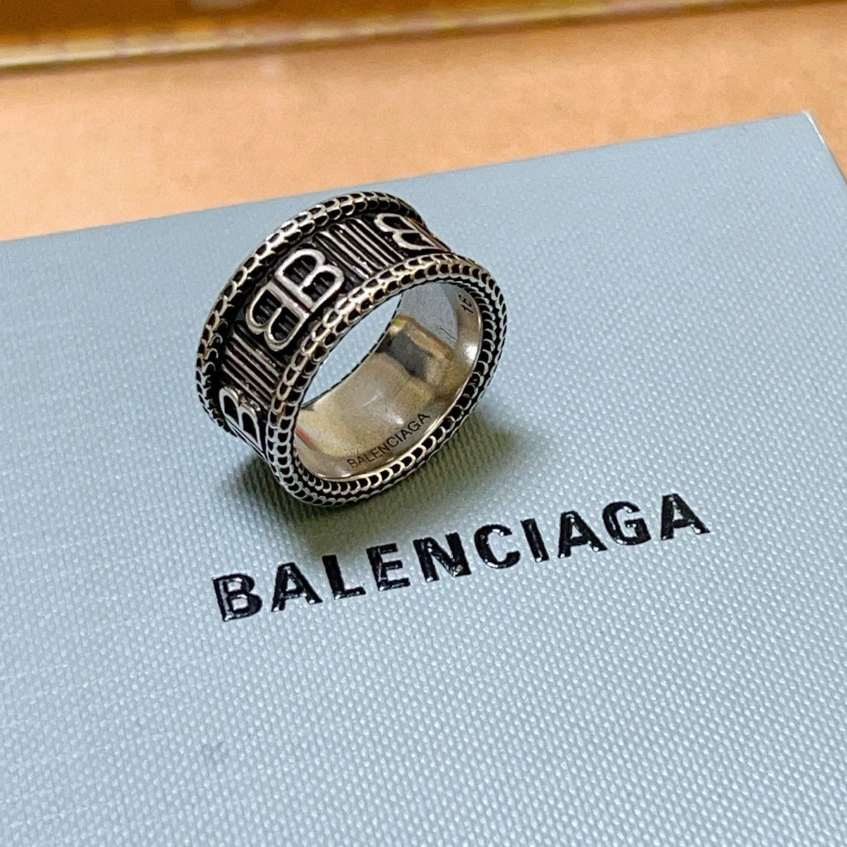 Martin Graham ring in polished metal-tone – detail view