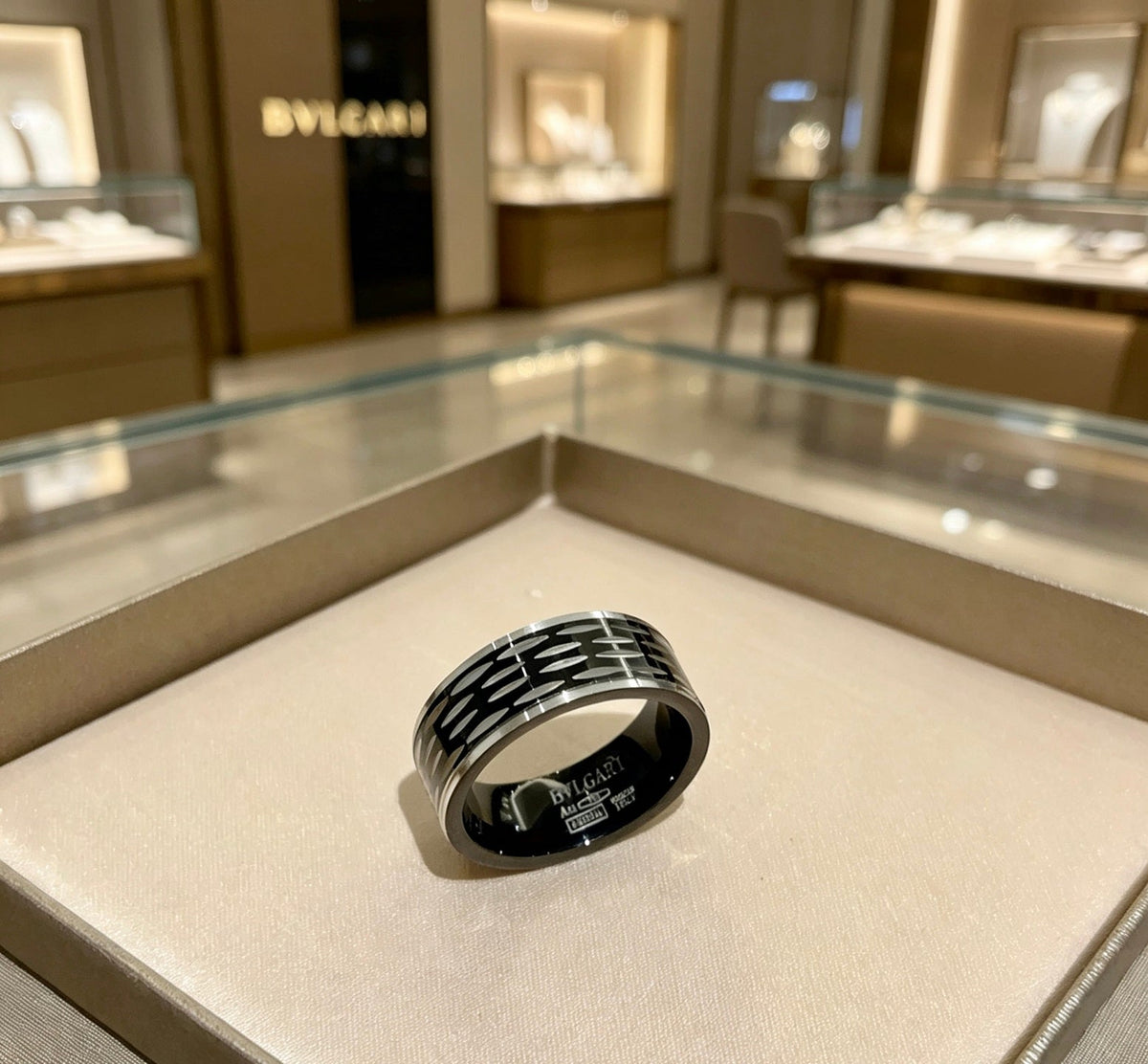 Martin Graham ring in polished metal-tone – side detail