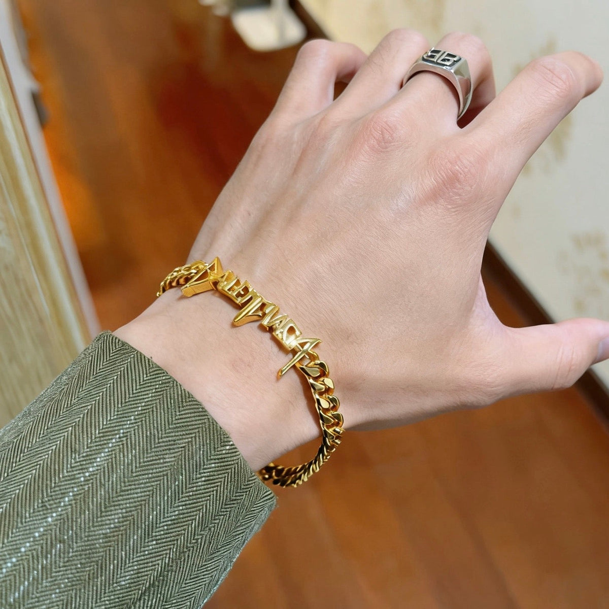 Martin Graham bracelet in polished metal-tone – detail view