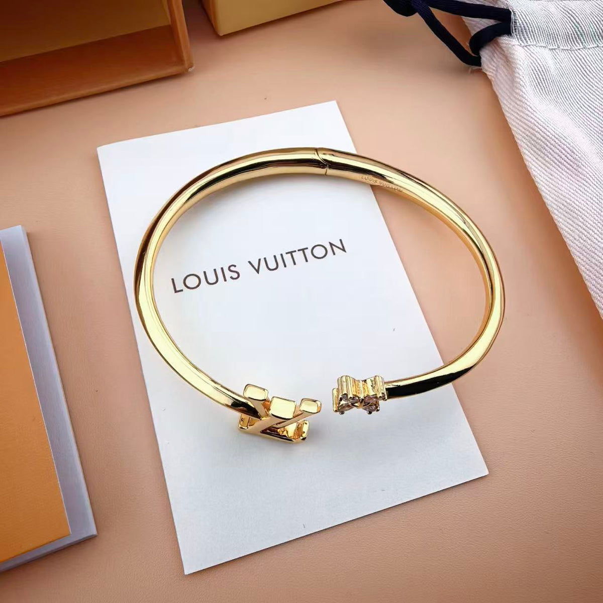 Martin Graham bangle in polished metal-tone – side detail