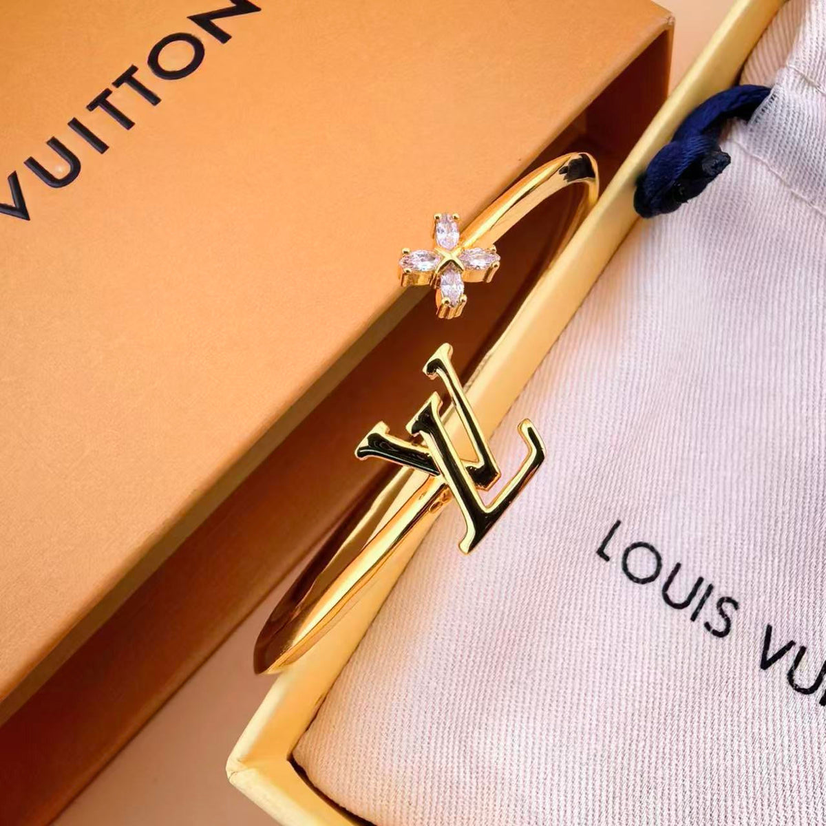 Martin Graham bangle in polished metal-tone – detail view
