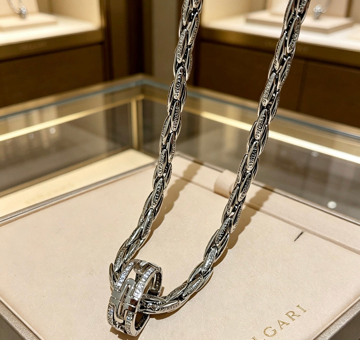 Martin Graham ring in polished metal-tone – side detail