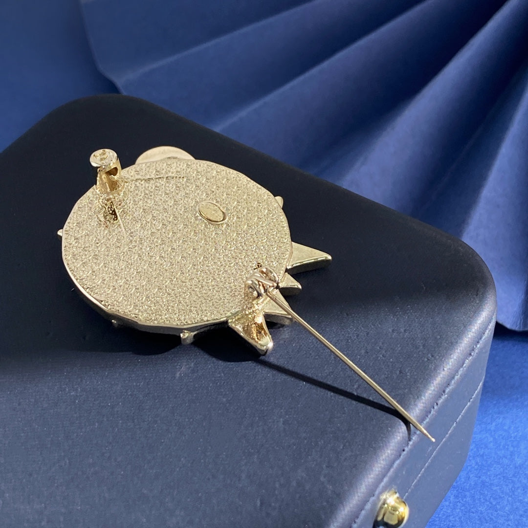 Martin Graham brooch in polished metal-tone – detail view