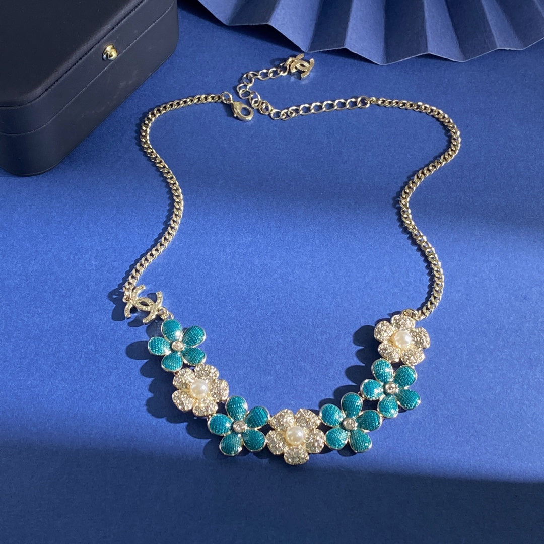Martin Graham pendant necklace in polished metal-tone – detail view