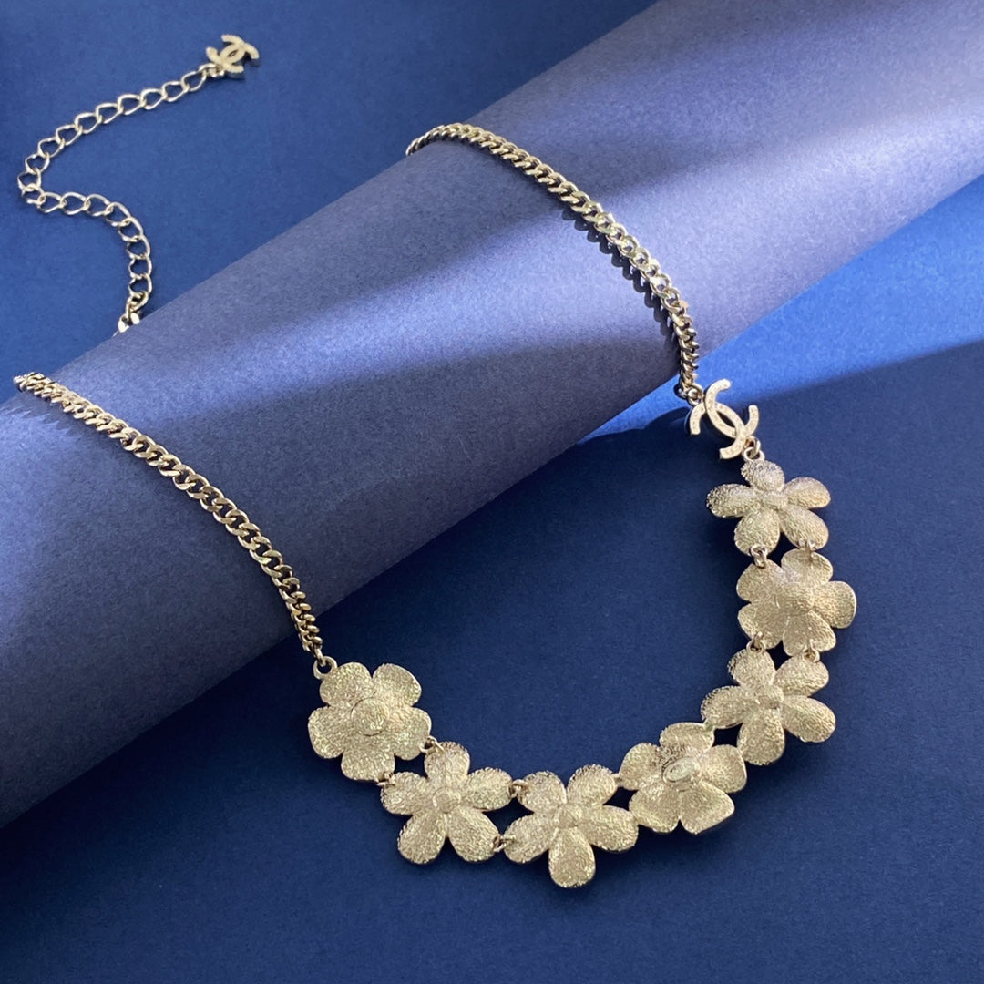 Martin Graham pendant necklace in polished metal-tone – detail view