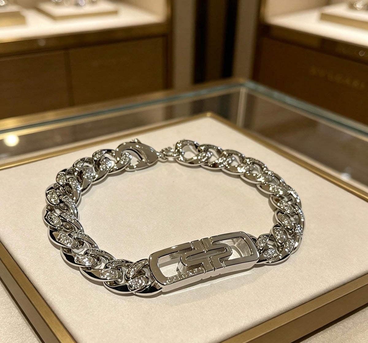 Martin Graham ring in polished metal-tone – close-up detail