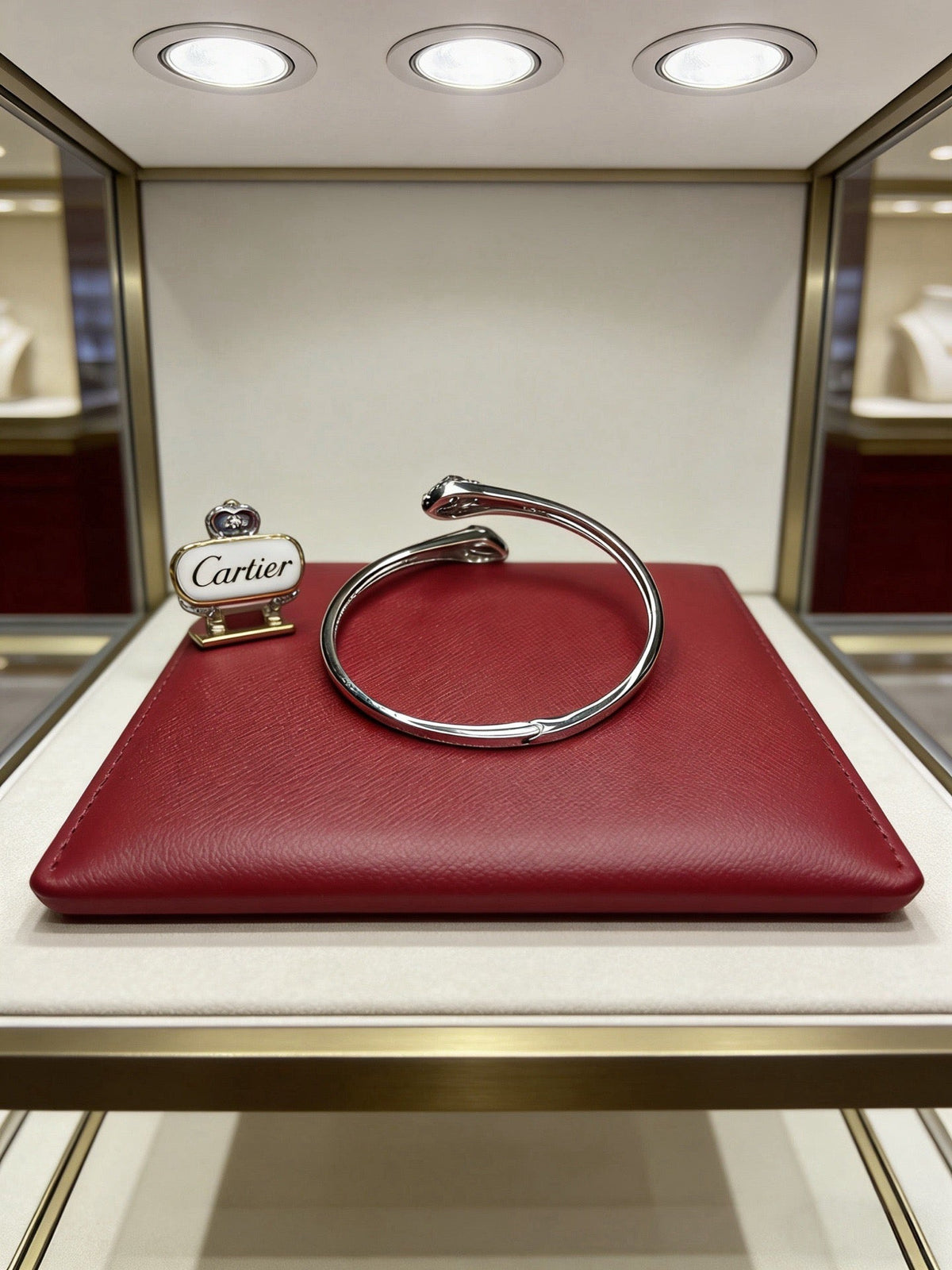 Martin Graham bracelet in polished metal-tone – detail view