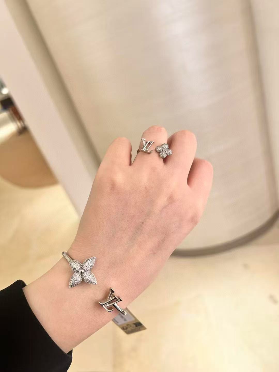 Martin Graham ring in polished metal-tone – side detail
