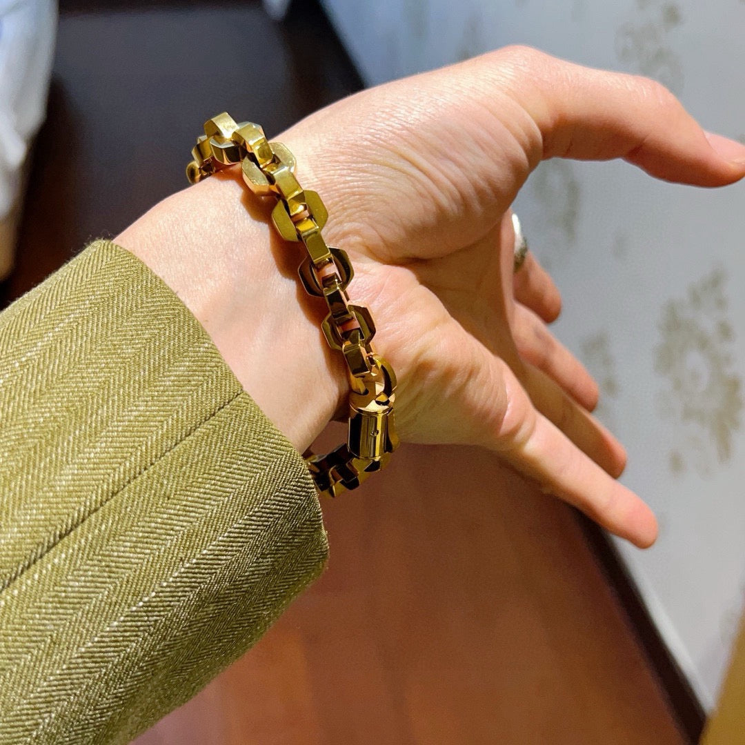 Martin Graham bracelet in polished metal-tone – side detail