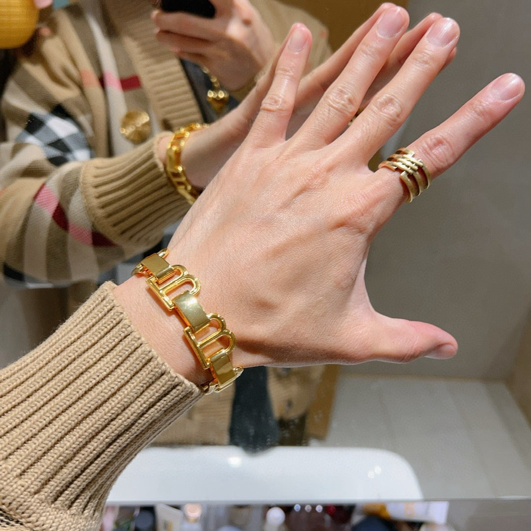 Martin Graham bracelet in polished metal-tone – detail view