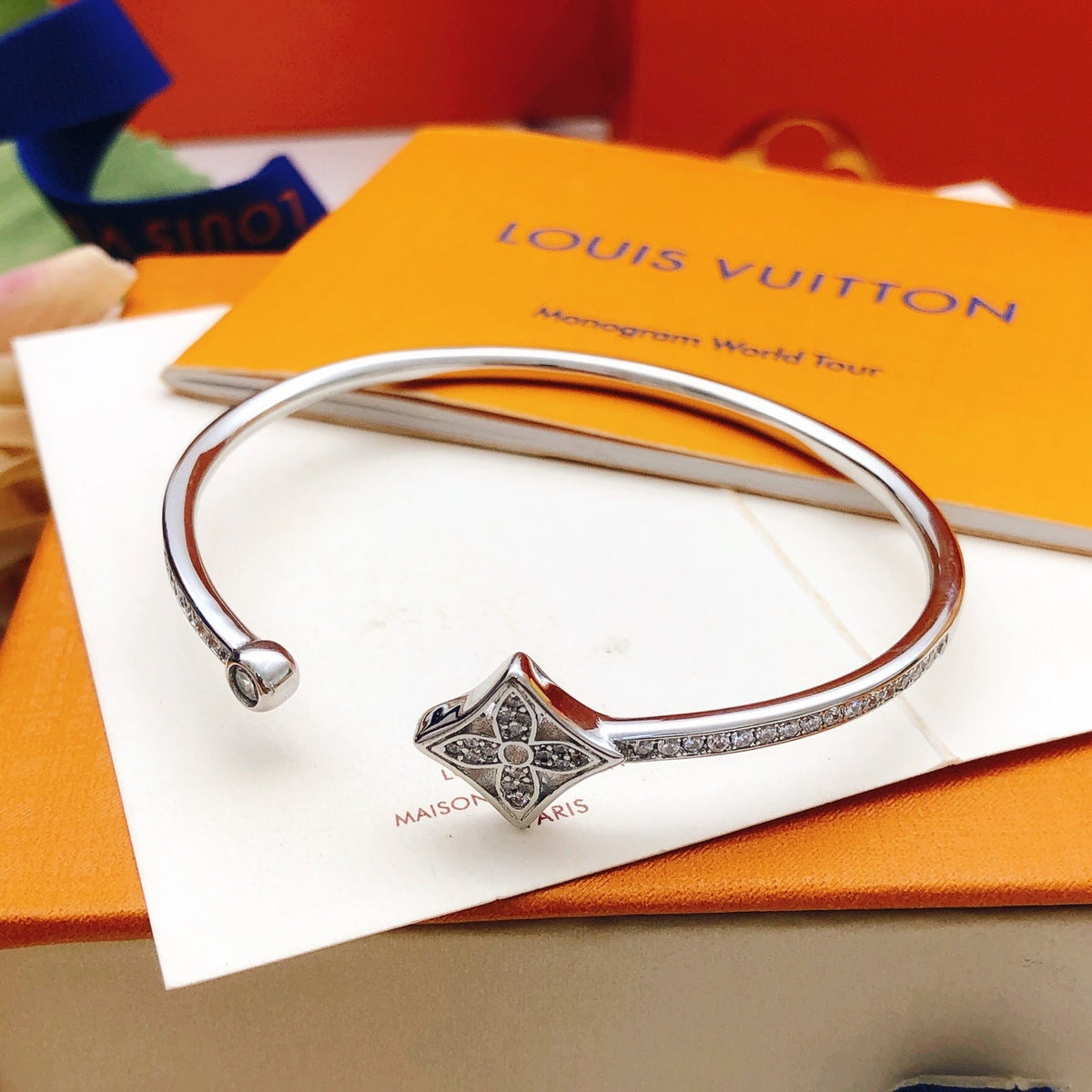 Martin Graham bangle in polished metal-tone – side detail