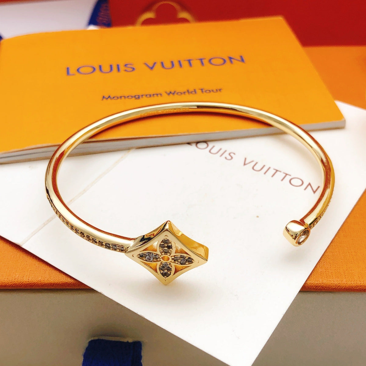Martin Graham bangle in polished metal-tone – side detail
