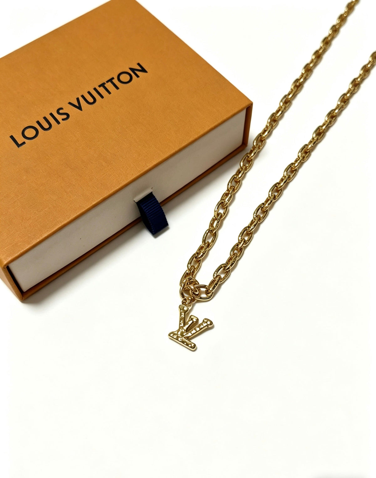 Martin Graham pendant necklace in polished metal-tone – detail view
