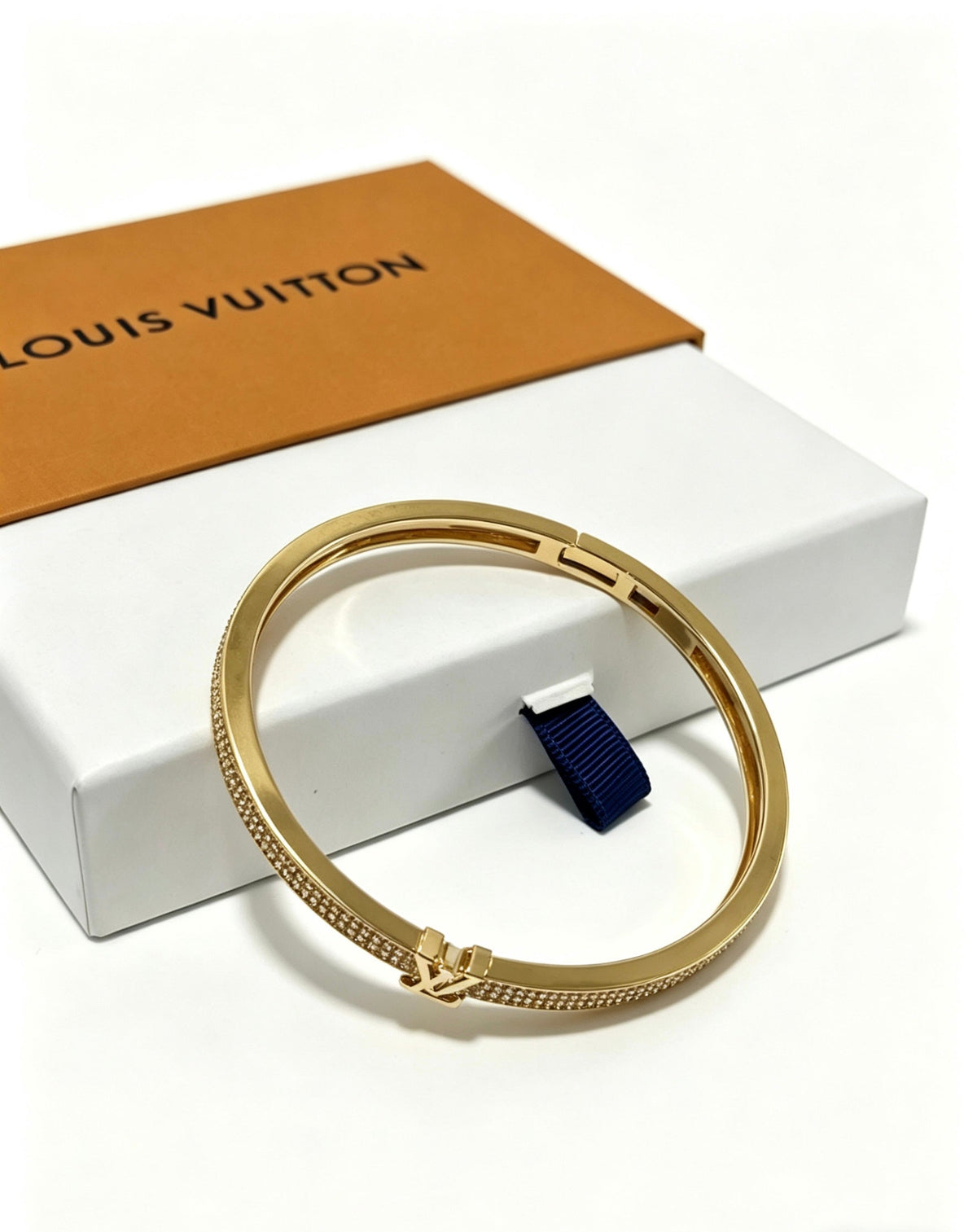 Martin Graham bangle in polished metal-tone – side detail
