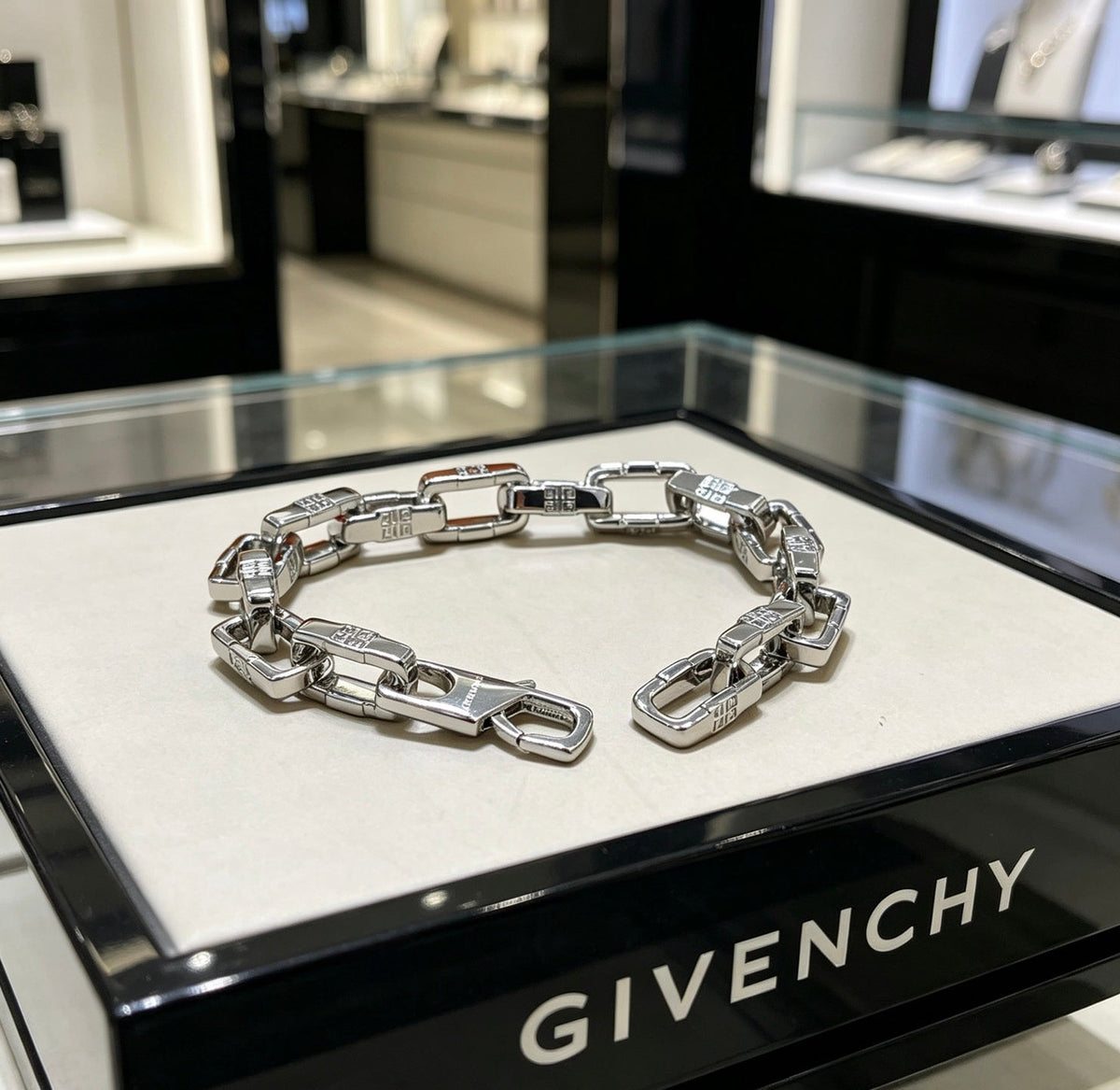 Martin Graham bracelet in polished metal-tone – close-up detail