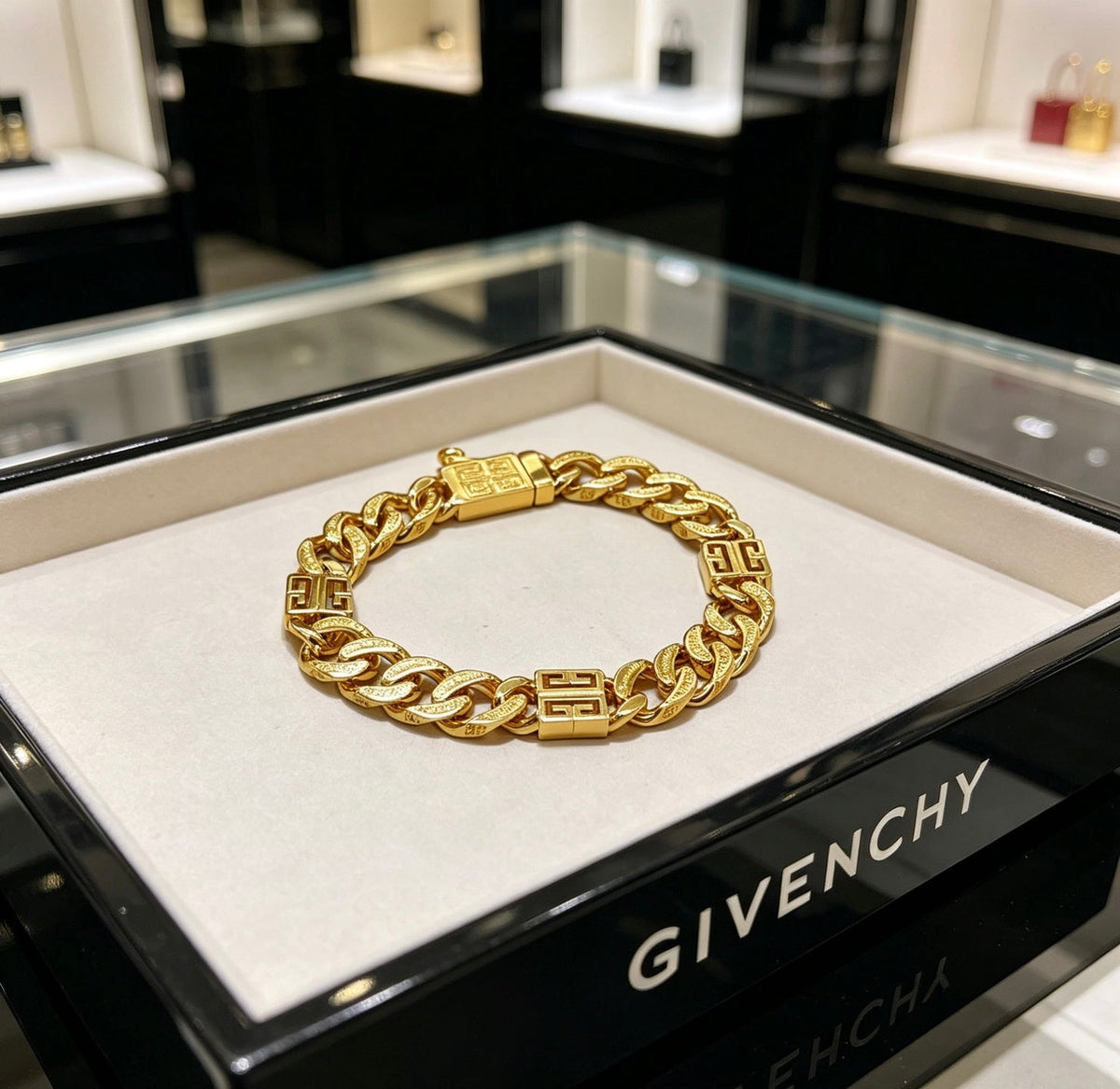Martin Graham bracelet in polished metal-tone – close-up detail