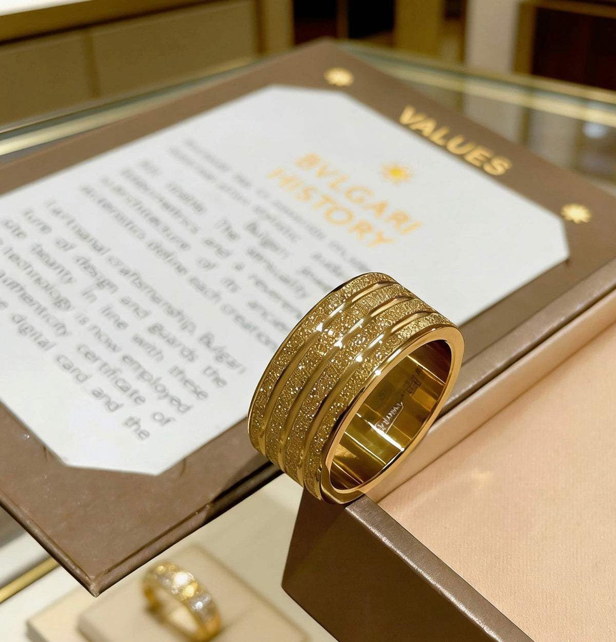 Martin Graham ring in polished metal-tone – side detail