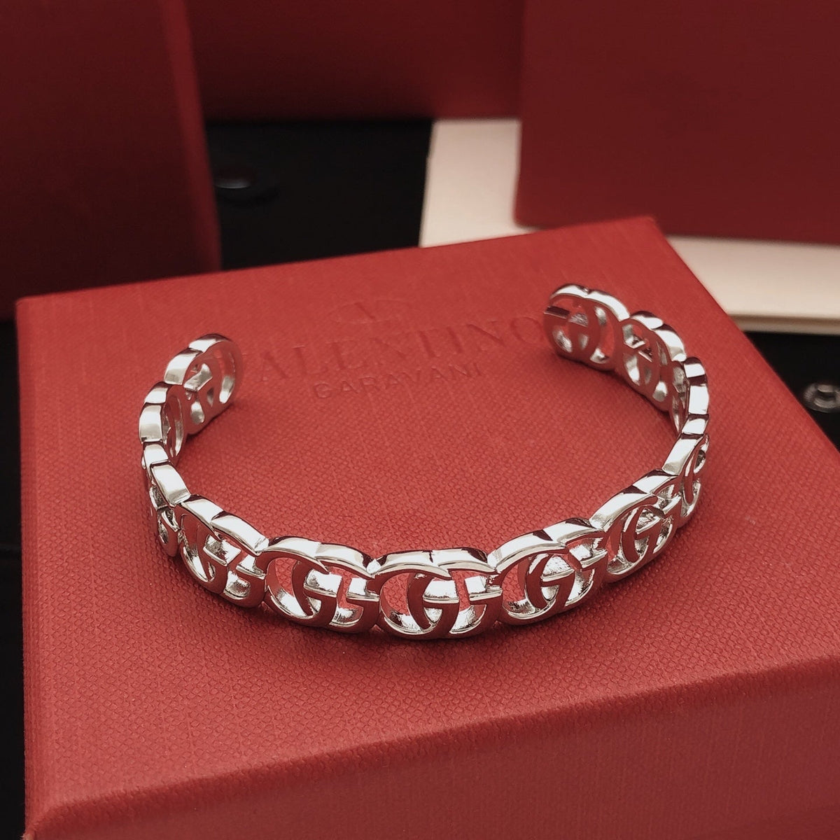 Martin Graham bangle in polished metal-tone – detail view
