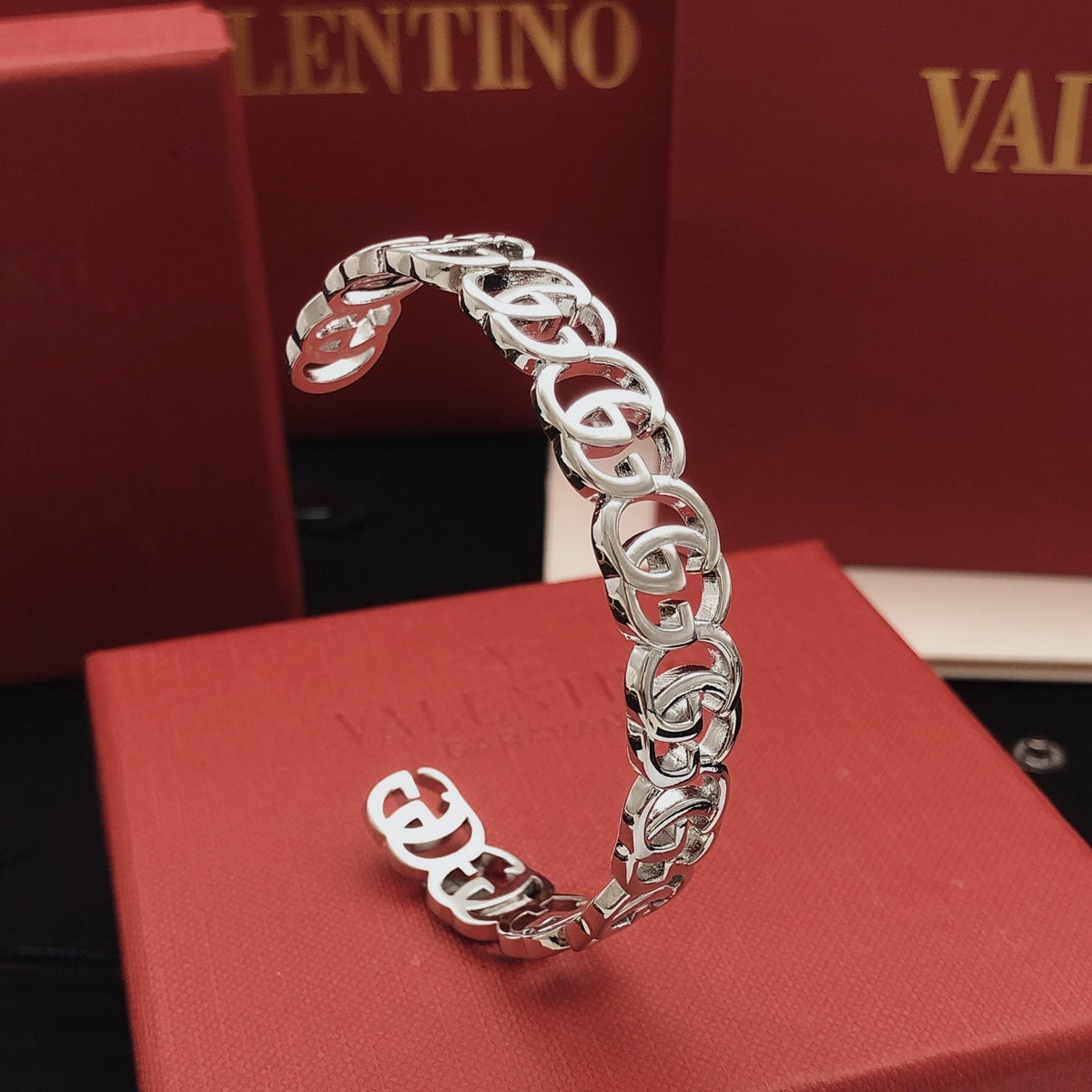 Martin Graham bangle in polished metal-tone – side detail