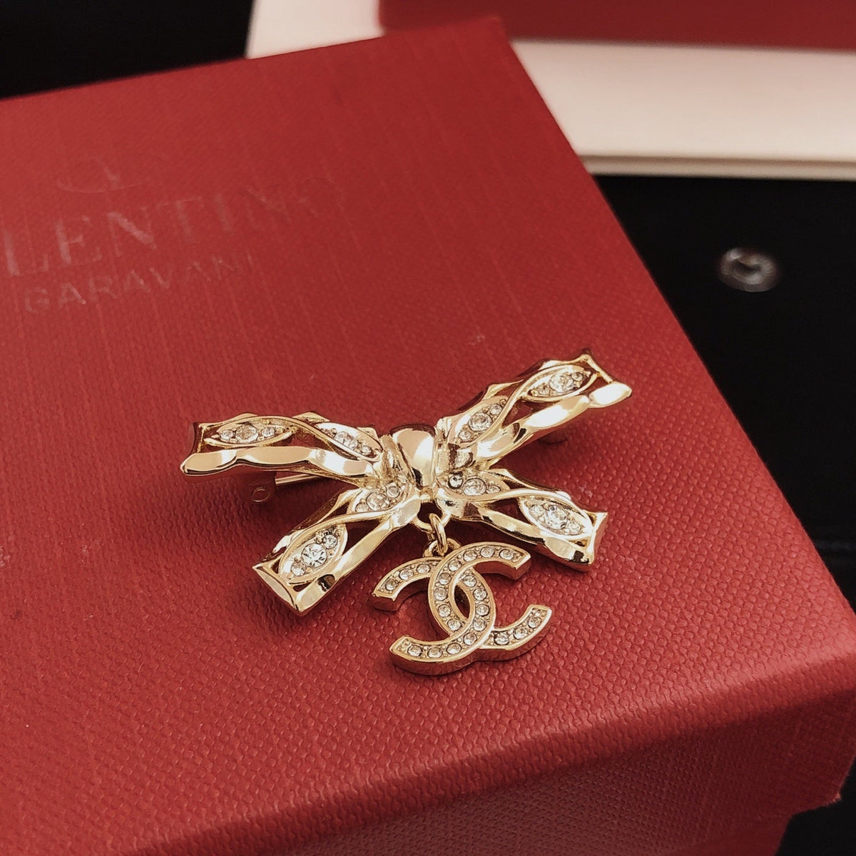 Martin Graham brooch in polished metal-tone – detail view