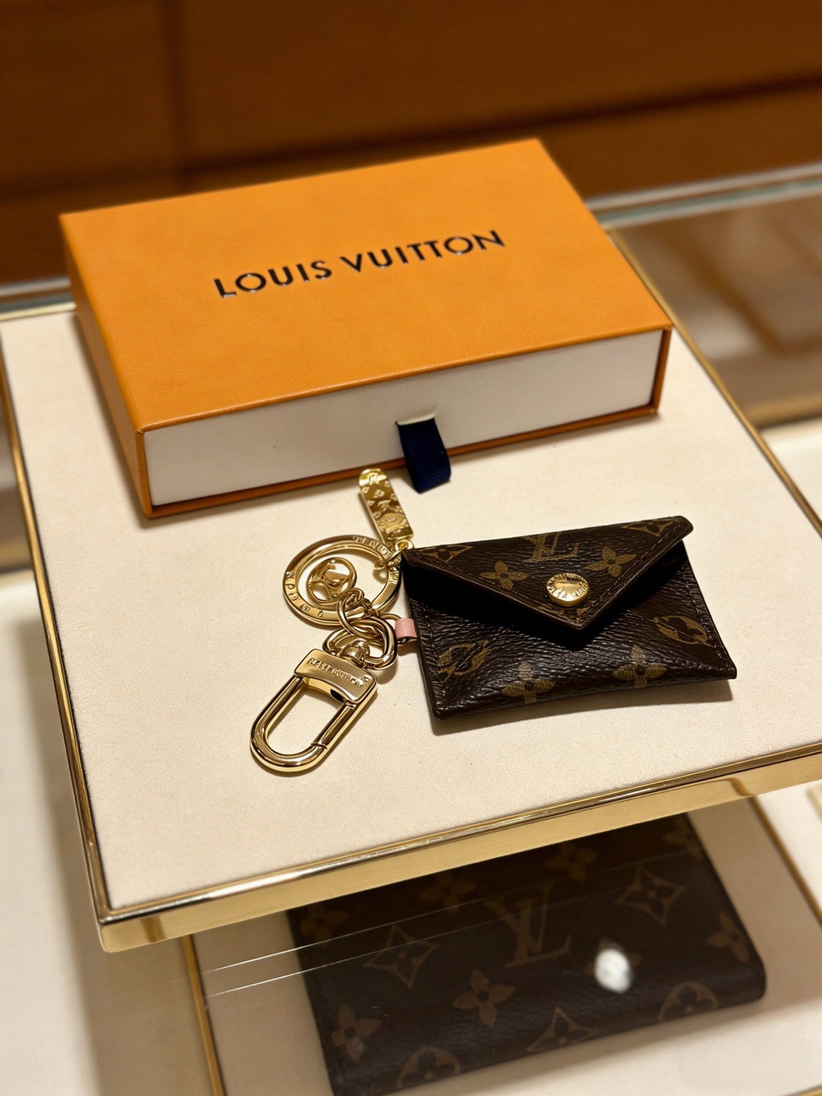 Martin Graham keychain in polished metal-tone – side detail