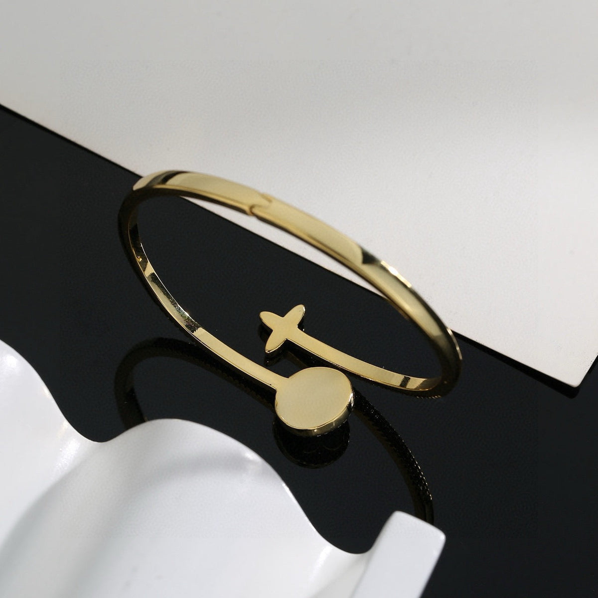 Martin Graham bangle in polished metal-tone – detail view