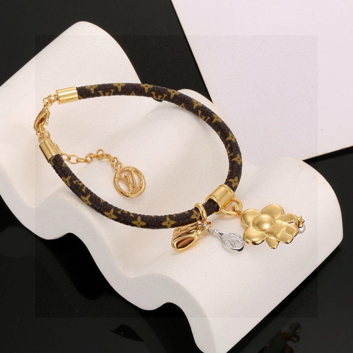 Martin Graham bangle in polished metal-tone – detail view