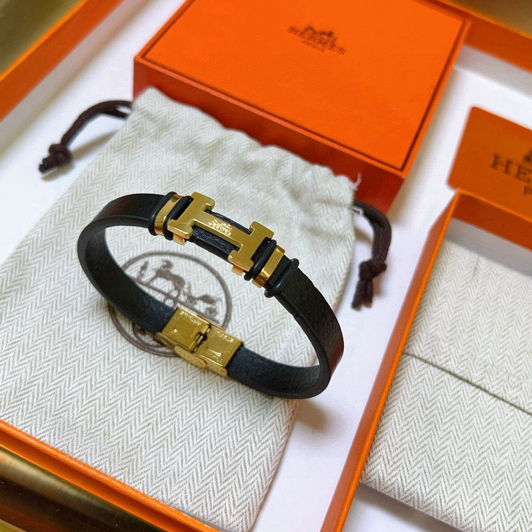 Martin Graham bangle in polished metal-tone – side detail