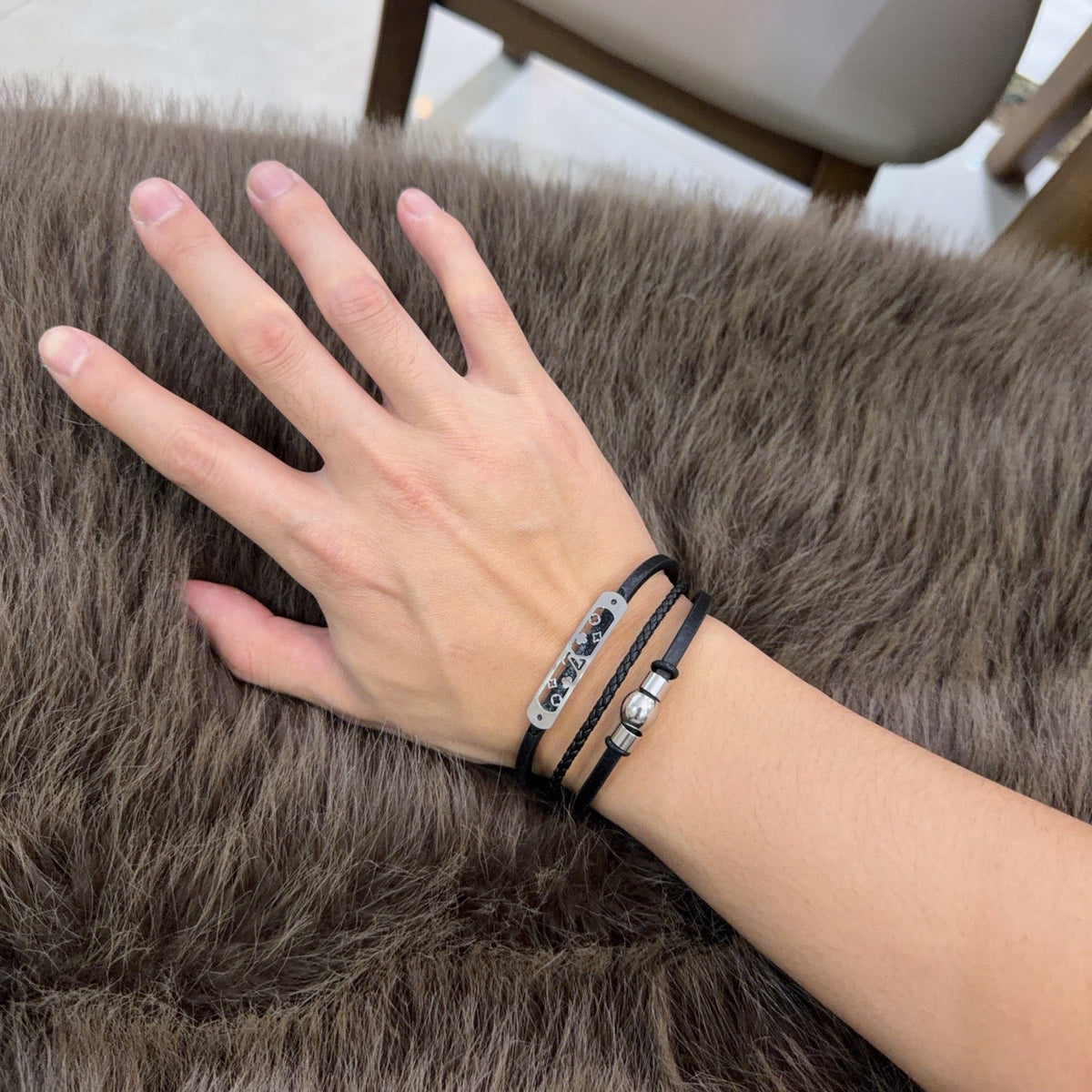 Martin Graham bangle in polished metal-tone – side detail