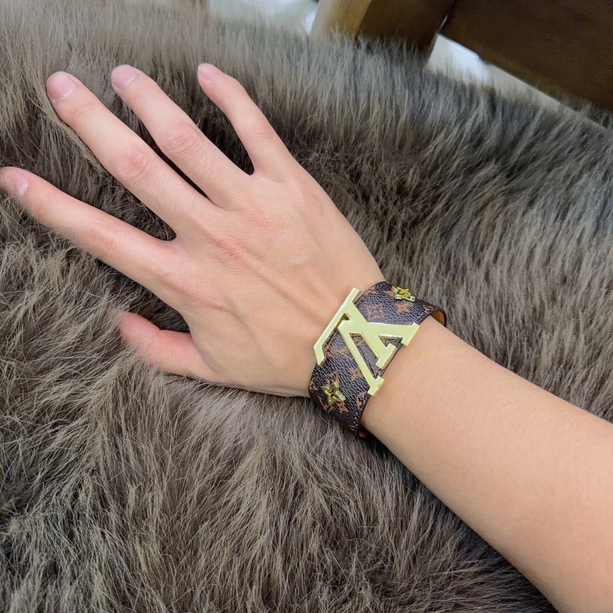 Martin Graham bracelet in polished metal-tone – detail view