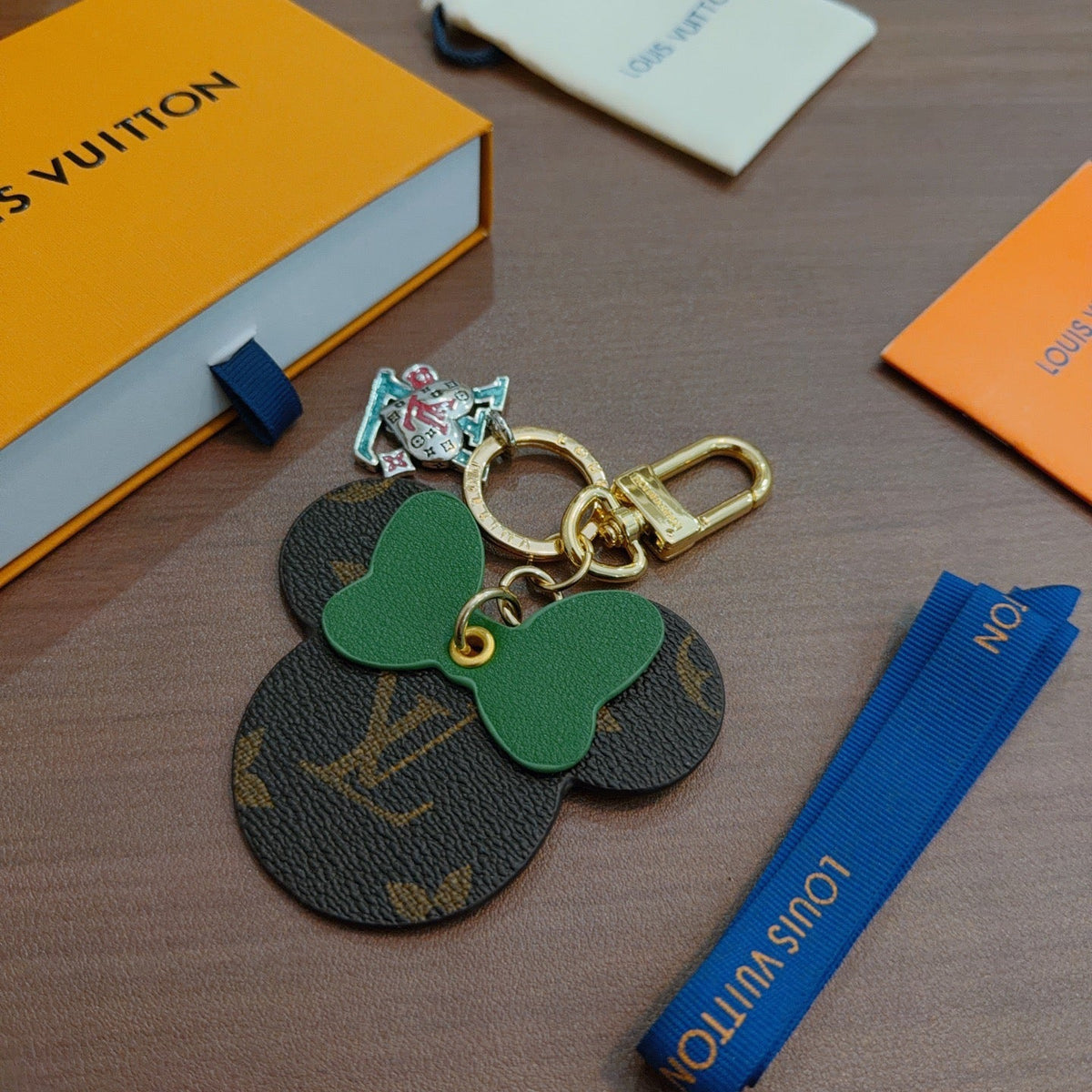 Martin Graham keychain in polished metal-tone – detail view