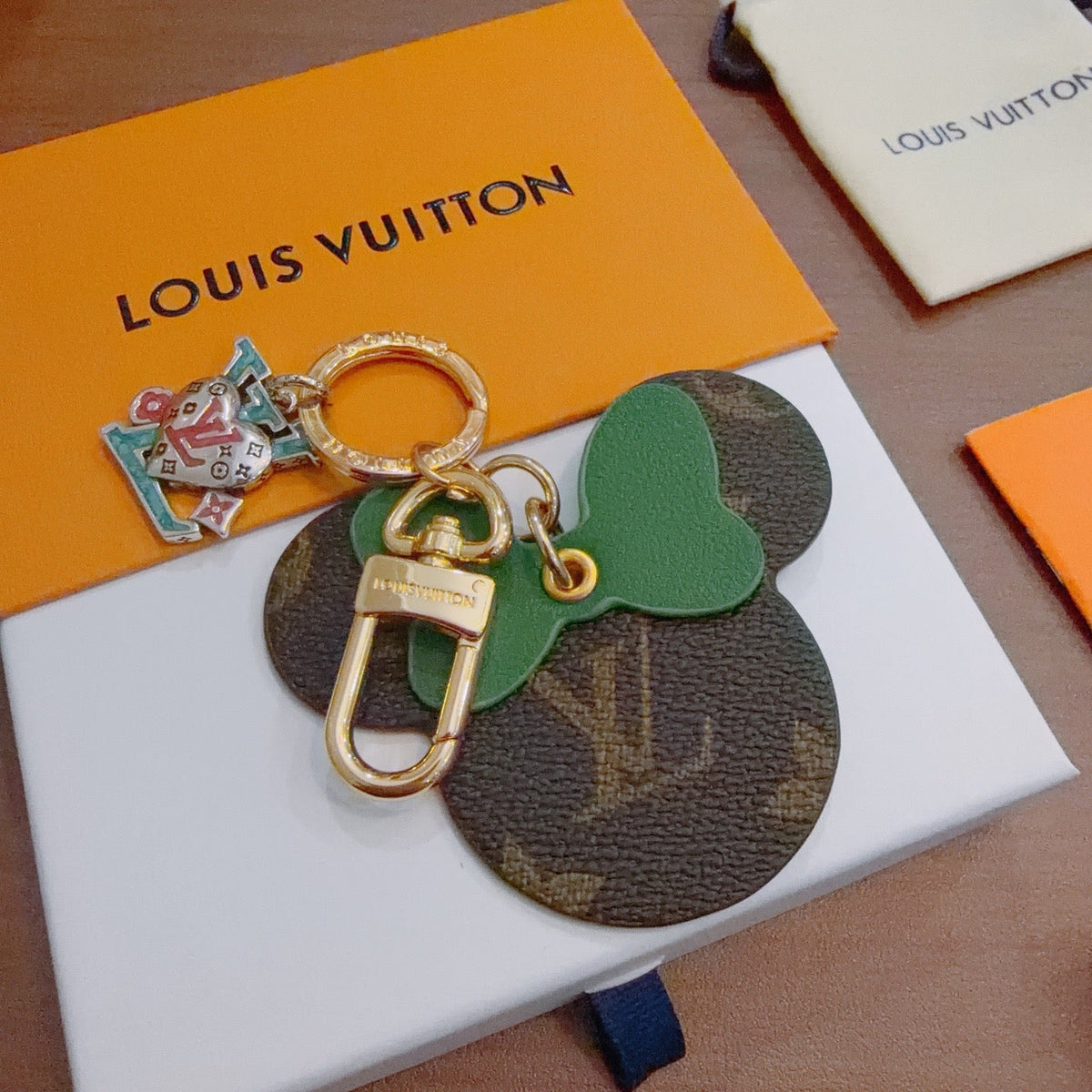 Martin Graham keychain in polished metal-tone – side detail