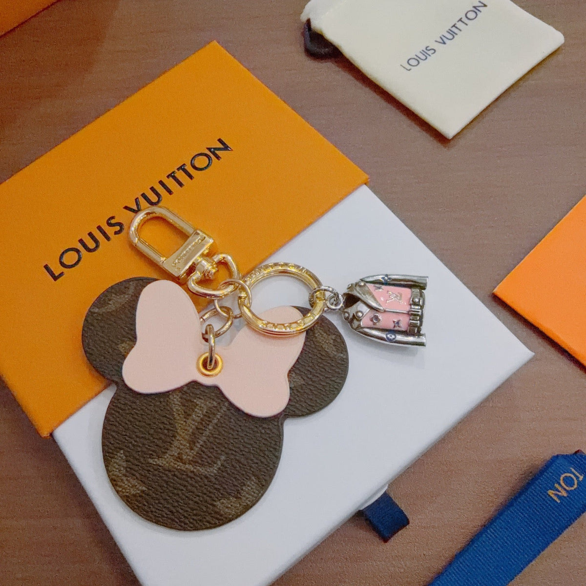 Martin Graham keychain in polished metal-tone – side detail