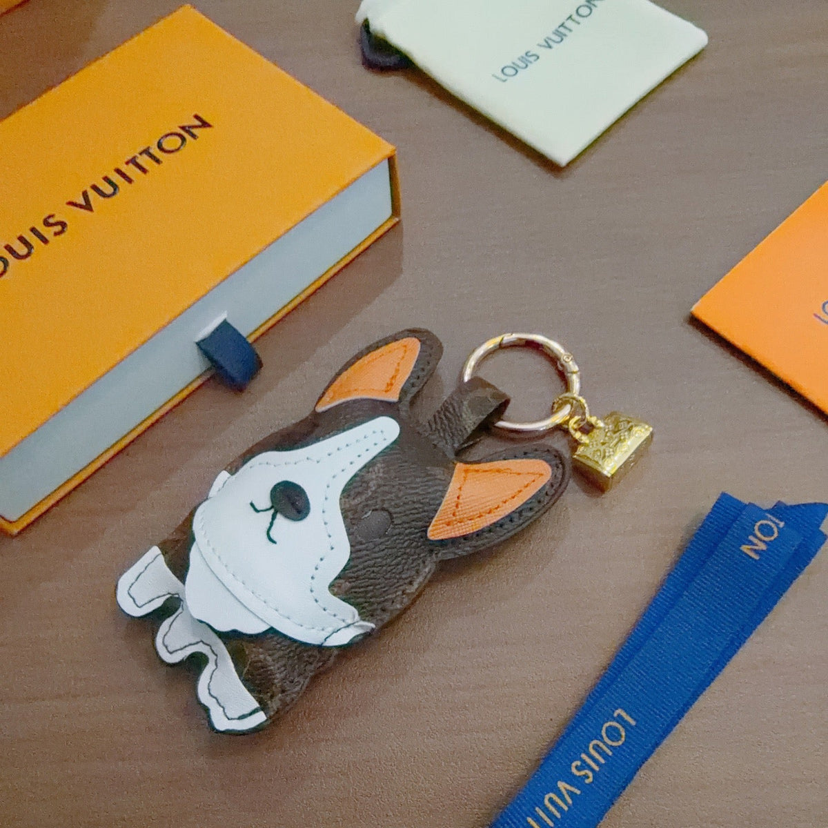 Martin Graham keychain in polished metal-tone – side detail