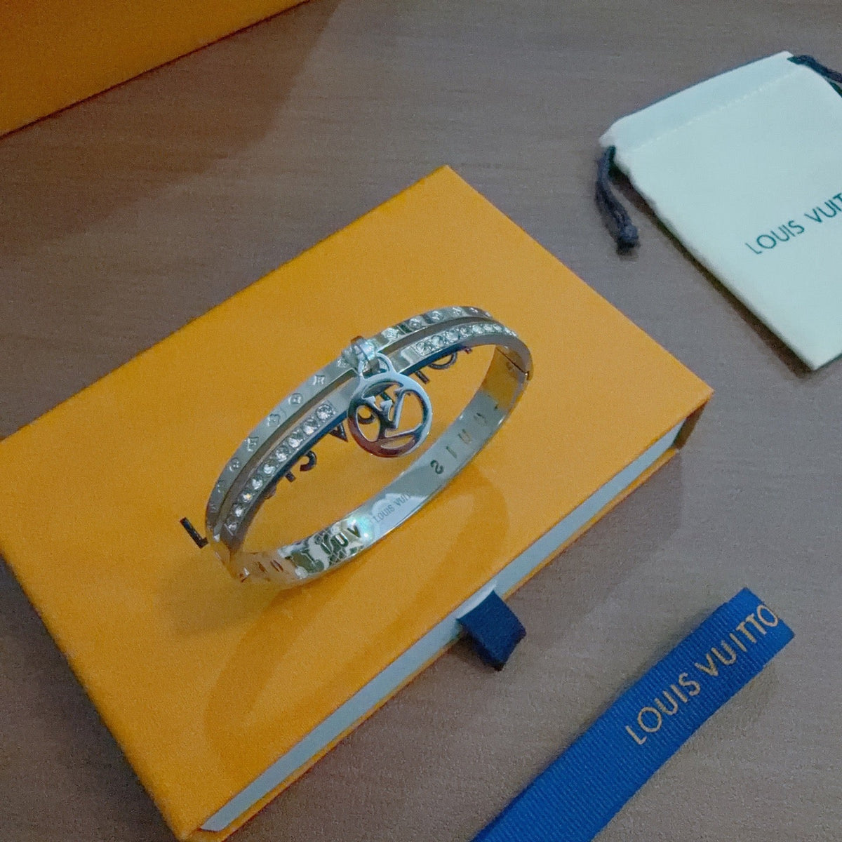 Martin Graham bangle in polished metal-tone – side detail