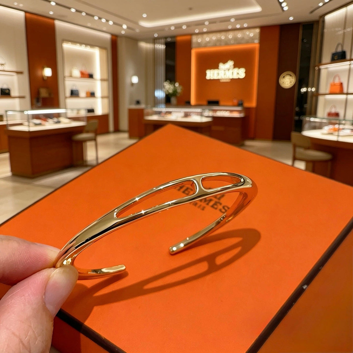 Martin Graham bangle in polished metal-tone – side detail
