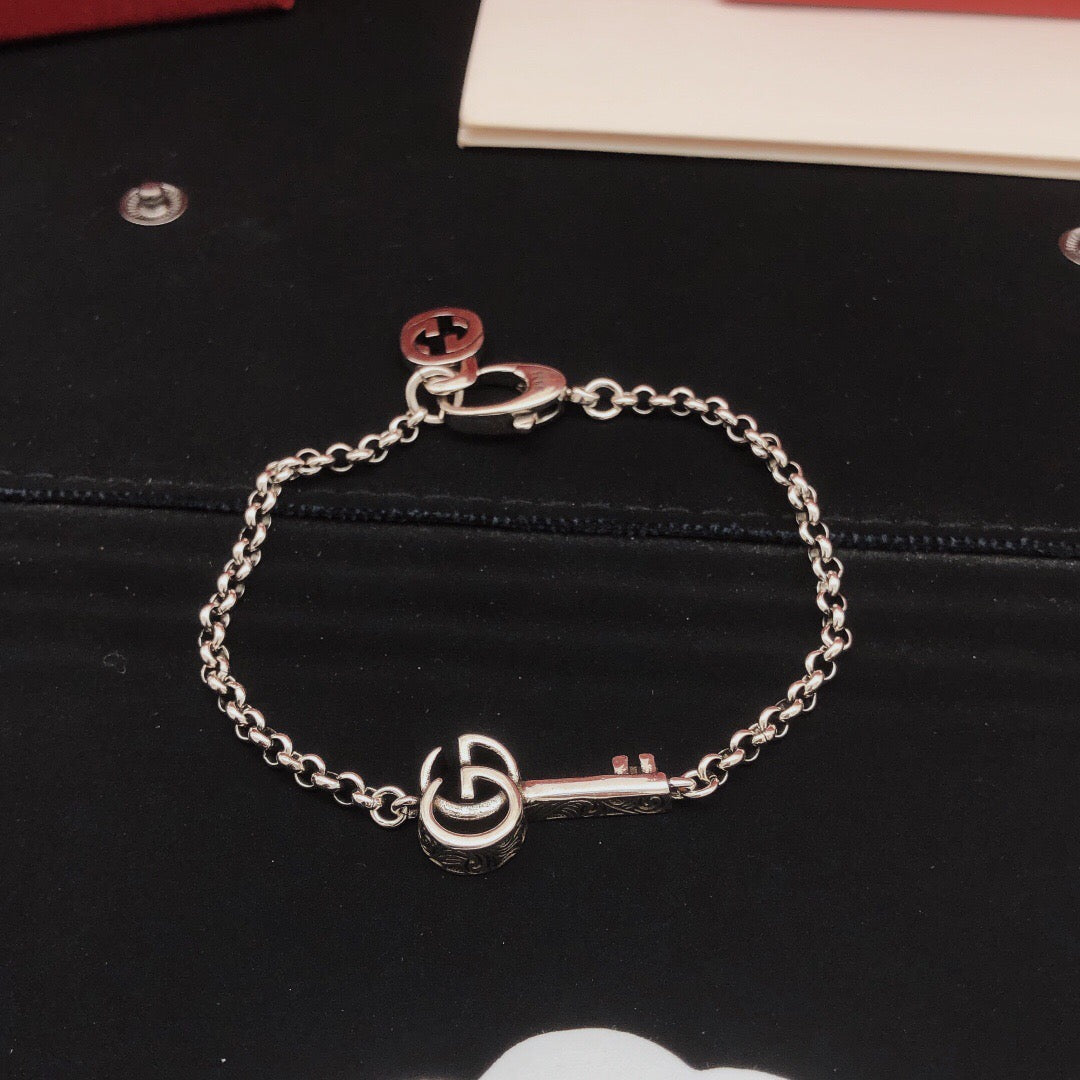 Martin Graham bracelet in polished metal-tone – detail view